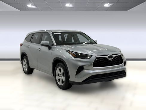 Used 2023 Toyota Highlander L FWD image 6