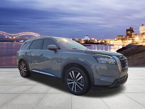Used 2023 Nissan Pathfinder Platinum image 4