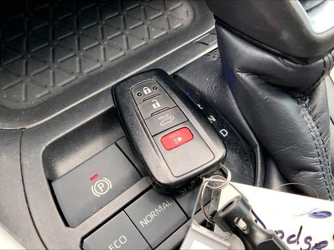Used 2021 Toyota RAV4 XLE Premium FWD image 15