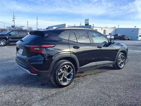 Used 2025 Chevrolet Trax LT w/ LT Convenience Package image 16