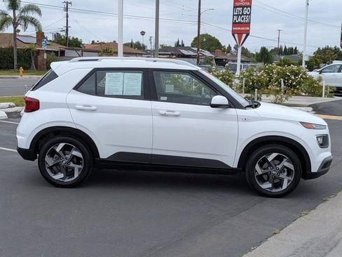 Used 2025 Hyundai Venue SEL FWD image 4