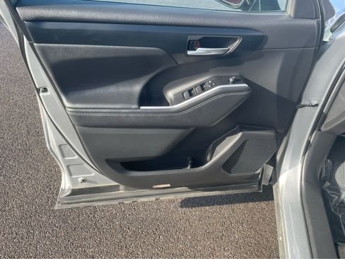 Used 2023 Toyota Highlander XLE image 12