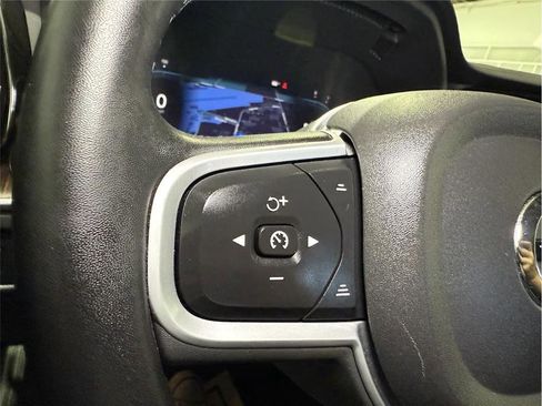 Used 2022 Volvo XC60 B5 Momentum image 34