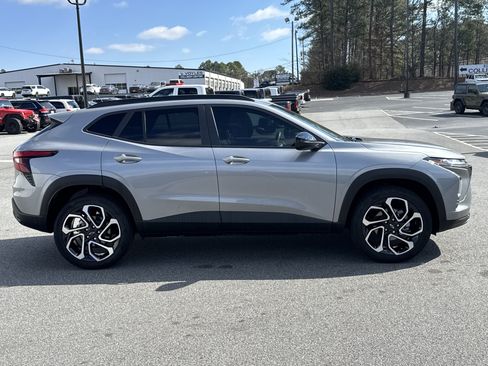 Used 2025 Chevrolet Trax RS w/ Driver Confidence Package image 2