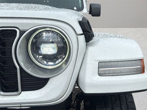Used 2024 Jeep Wrangler Unlimited Sahara AWD/4WD image 33