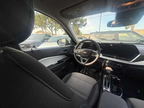 Used 2025 Chevrolet Trax LT w/ LT Convenience Package image 31
