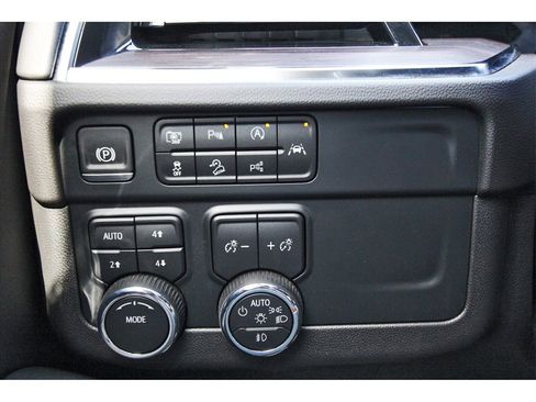 Used 2025 Chevrolet Suburban Z71 image 17