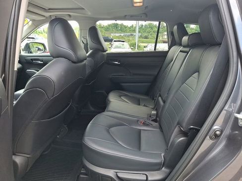 Used 2020 Toyota Highlander XLE AWD/4WD image 24