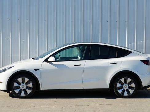 Used 2021 Tesla Model Y Long Range image 49