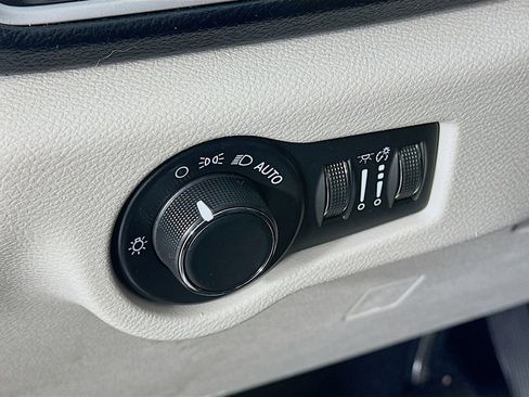Used 2023 Chrysler Voyager LX FWD image 23