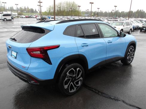 Used 2024 Chevrolet Trax RS w/ Sunroof Package FWD image 5