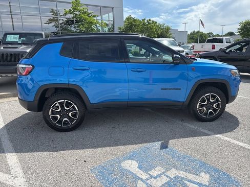Used 2025 Jeep Compass Trailhawk AWD/4WD image 32