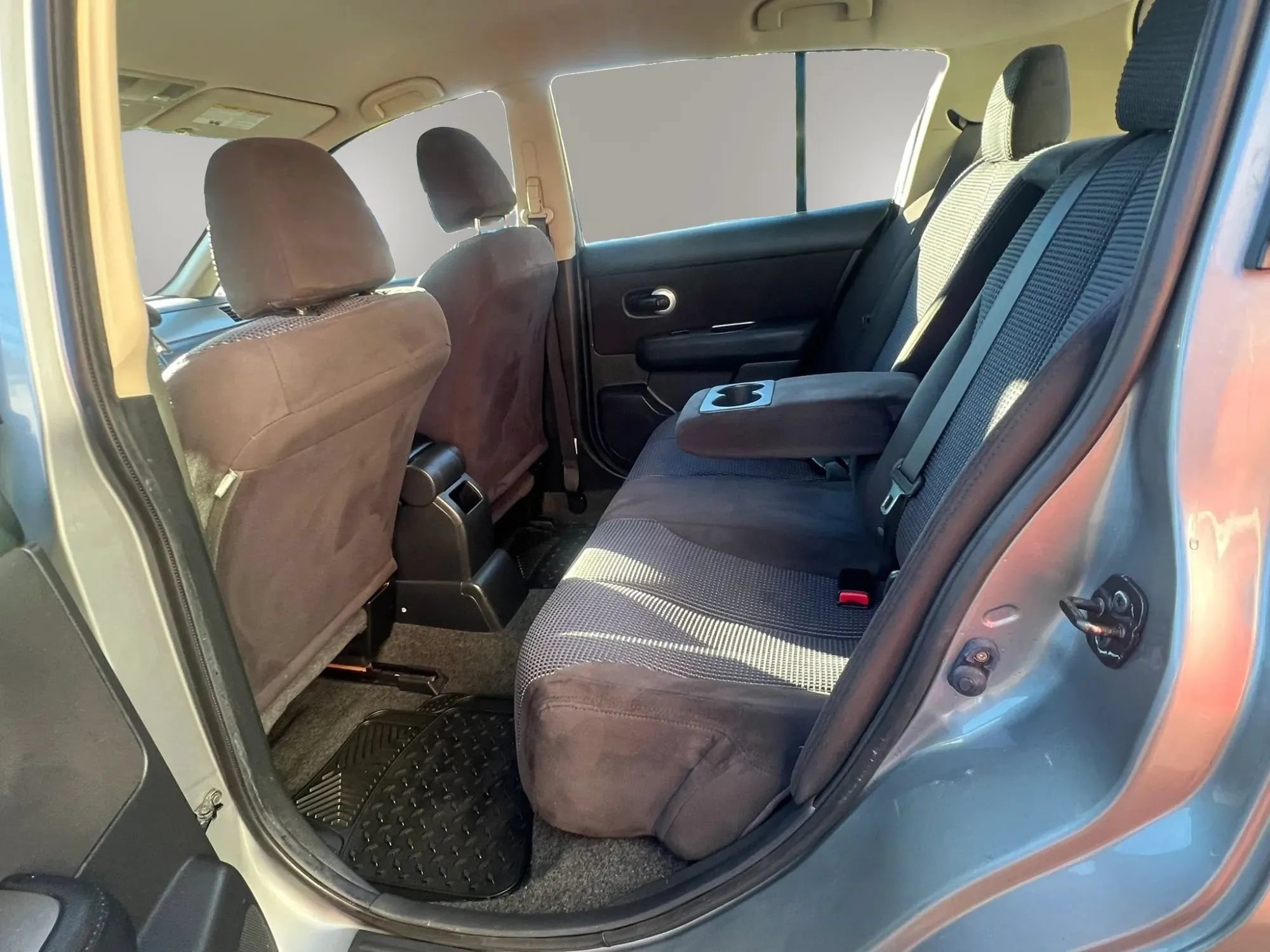 Used 2011 Nissan Versa Hatchback w/ Navigation/Satellite Pkg FWD image 24