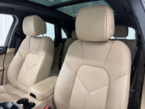 Certified 2025 Porsche Macan AWD/4WD image 32