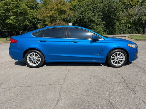 Used 2019 Ford Fusion SE FWD image 3