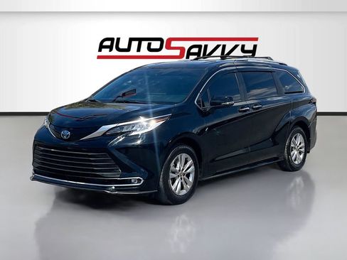 Used 2025 Toyota Sienna Limited FWD image 3
