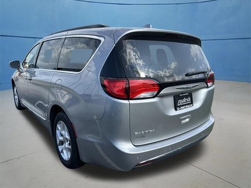 Used 2017 Chrysler Pacifica Touring-L w/ Tire & Wheel Group FWD image 7