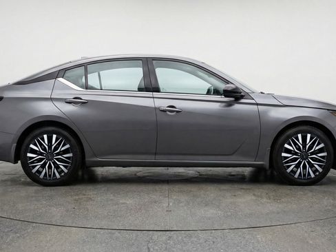 Used 2025 Nissan Altima 2.5 SV FWD image 11