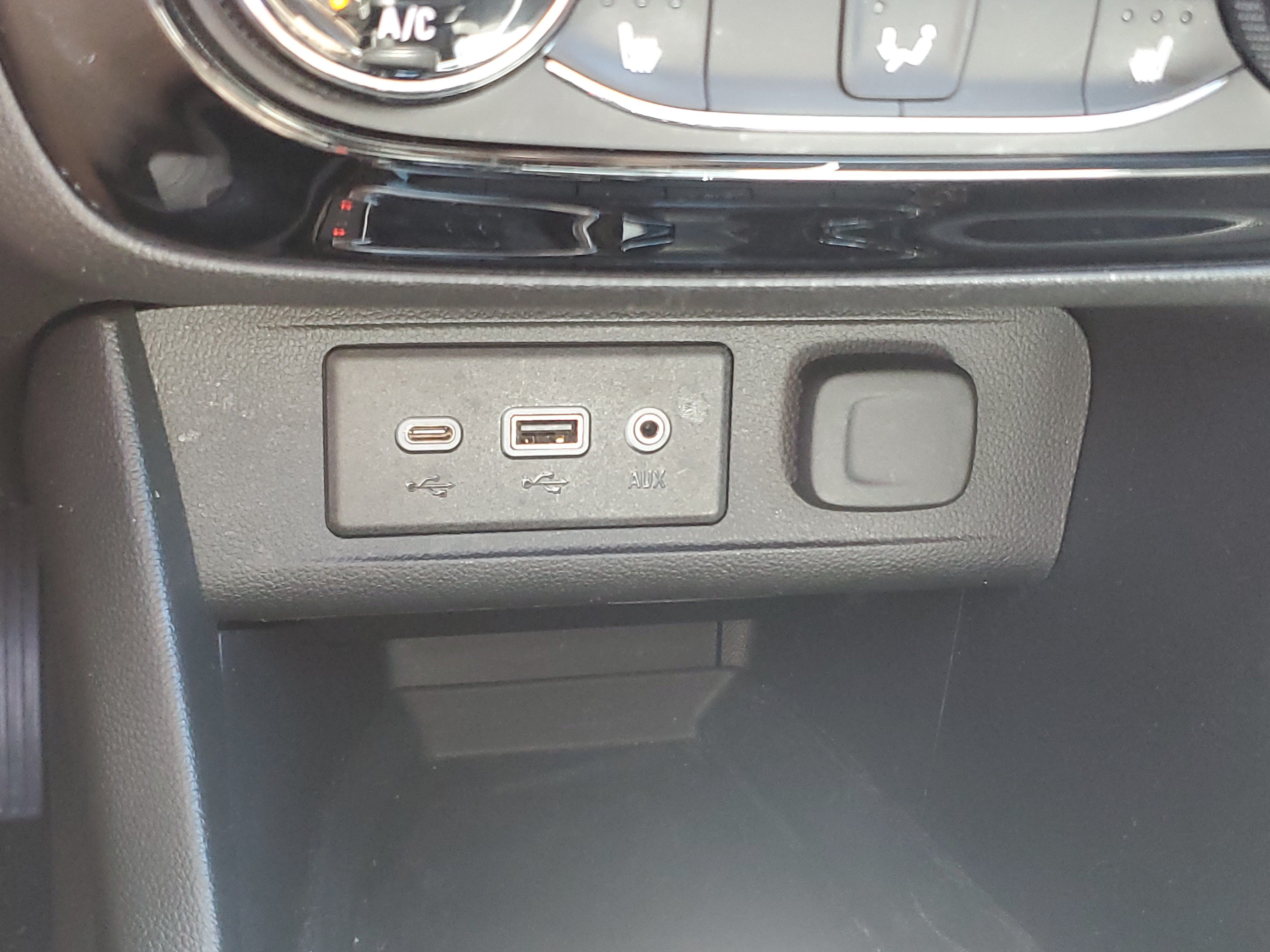 Used 2022 Buick Encore GX Select w/ Sport Touring Package FWD image 30
