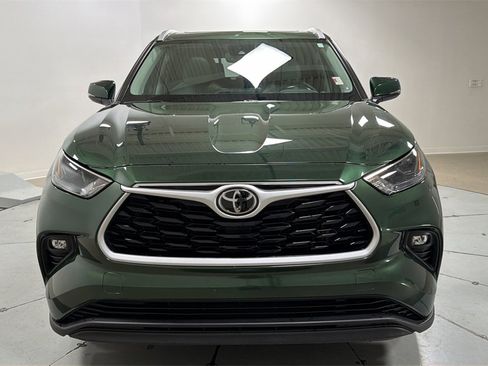 Used 2023 Toyota Highlander XLE image 2