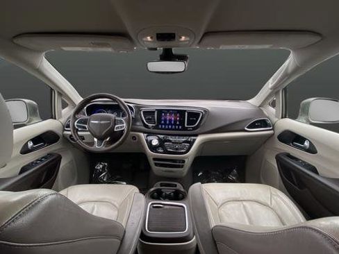 Used 2017 Chrysler Pacifica Touring-L Plus w/ Advanced Safetytec Group FWD image 11