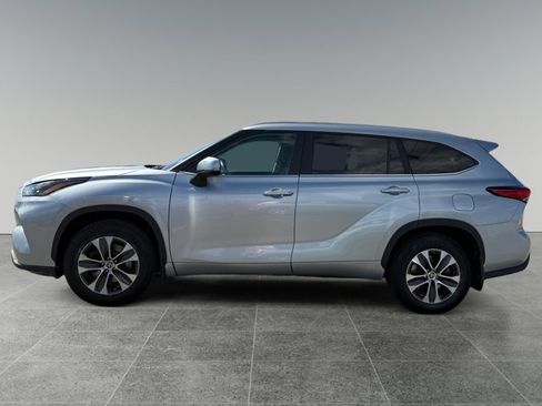 Used 2023 Toyota Highlander XLE AWD/4WD image 3