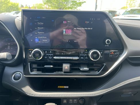 Used 2024 Toyota Highlander Limited AWD/4WD image 26