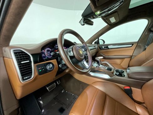 Used 2022 Porsche Cayenne Turbo image 16