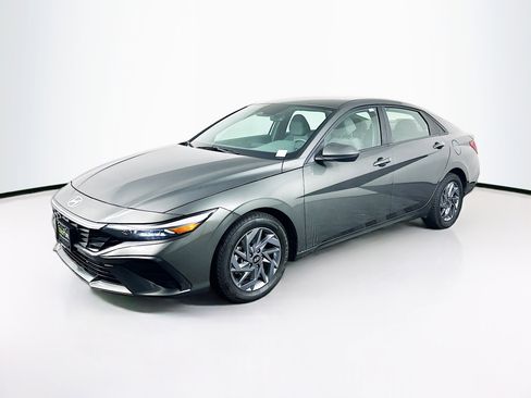 Used 2024 Hyundai Elantra SEL image 3