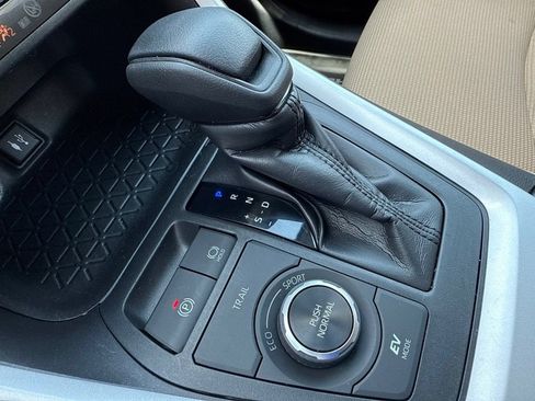 Used 2019 Toyota RAV4 LE w/ Carpet Mat Package AWD/4WD image 35