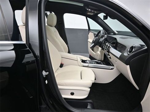 Used 2021 Mercedes-Benz GLB 250 4MATIC image 31