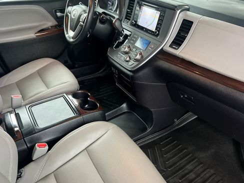 Certified 2019 Toyota Sienna Limited image 18