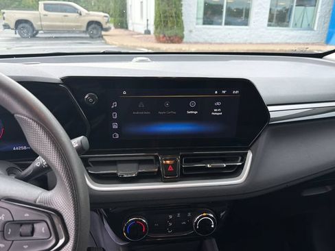 Used 2025 Chevrolet TrailBlazer LT AWD/4WD image 23