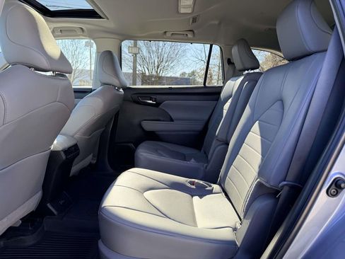 Certified 2024 Toyota Highlander XLE image 16