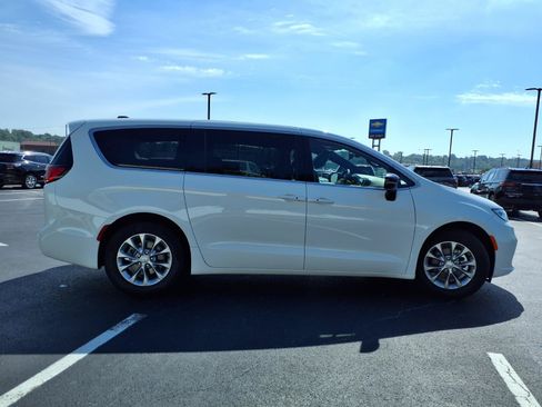 Used 2026 Chrysler Pacifica Limited FWD image 31