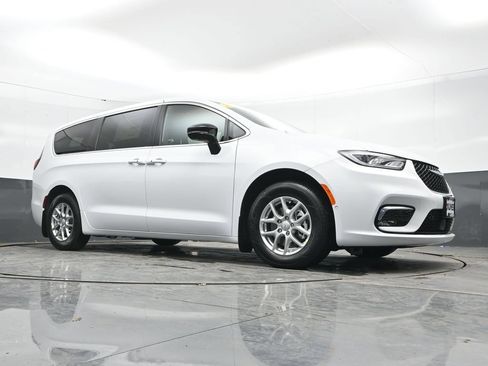 New 2026 Chrysler Pacifica Select FWD image 40
