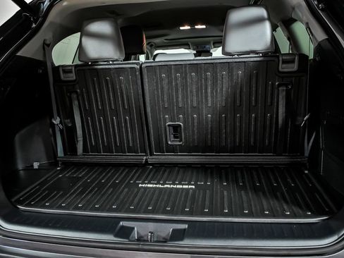Used 2022 Toyota Highlander XLE image 8