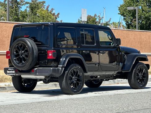 Used 2025 Jeep Wrangler Unlimited Sahara w/ Safety Group AWD/4WD image 4
