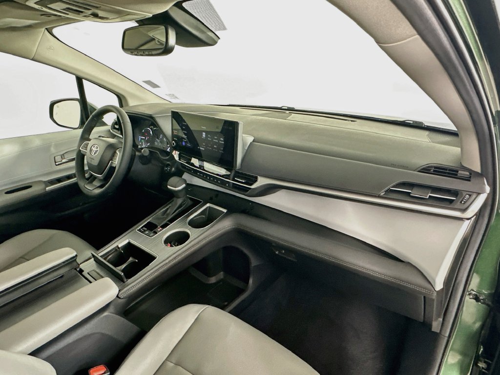 Used 2025 Toyota Sienna XLE AWD/4WD image 29