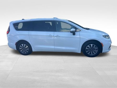 Used 2023 Chrysler Pacifica Touring-L FWD image 31
