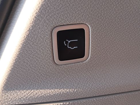 Used 2024 Chrysler Pacifica Limited FWD image 14