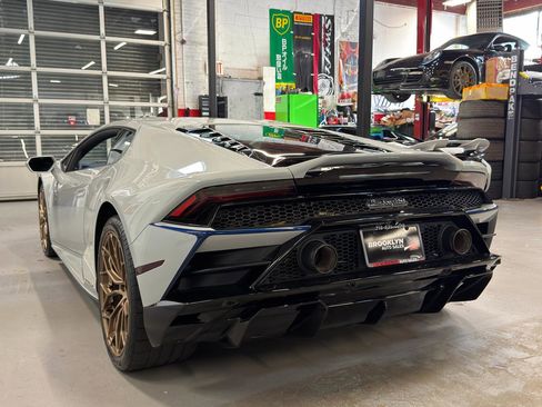 Used 2021 Lamborghini Huracan EVO image 8