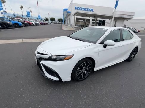 Used 2023 Toyota Camry SE image 4