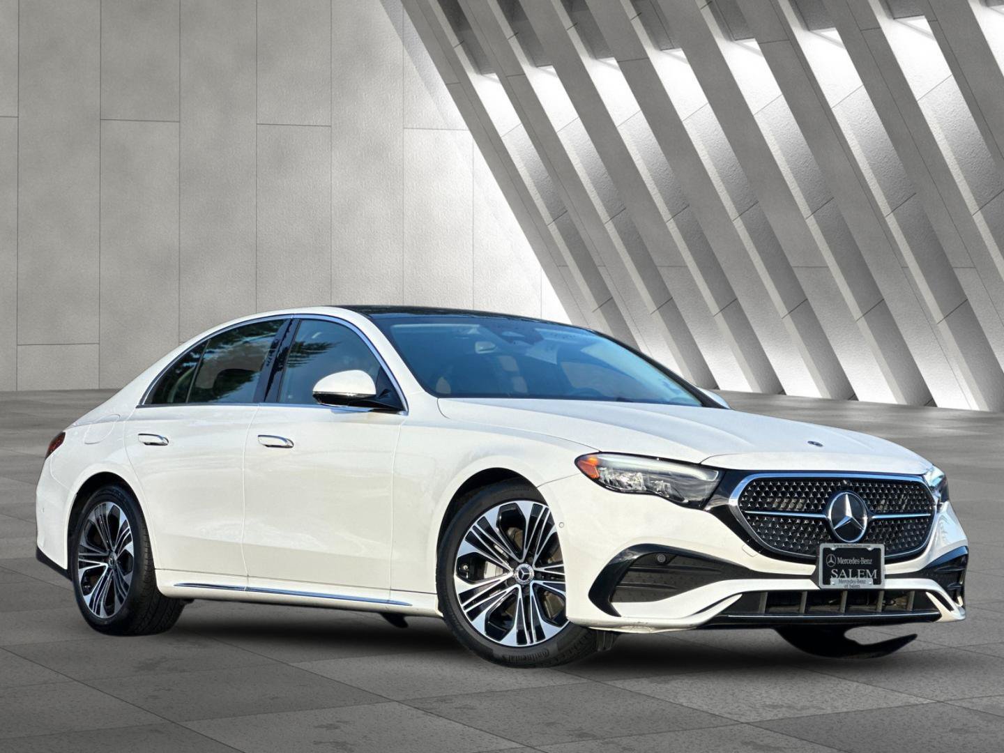 Used 2025 Mercedes-Benz E 350 4MATIC Sedan image 2