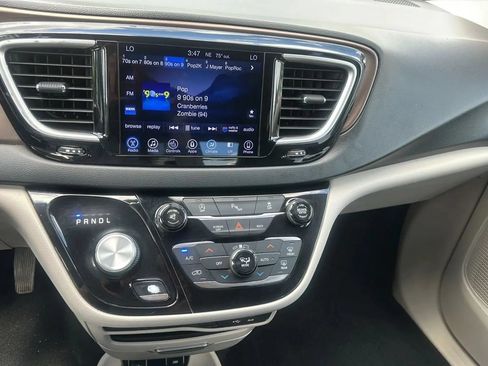 Used 2017 Chrysler Pacifica Touring-L FWD image 6
