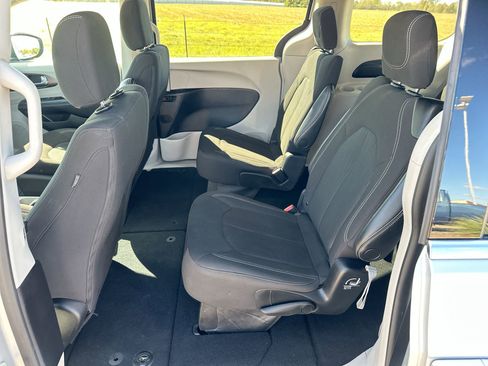 Used 2023 Chrysler Voyager LX image 21
