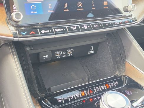 Used 2025 Jeep Grand Wagoneer 4WD w/ 8-Passenger Seating Package image 24