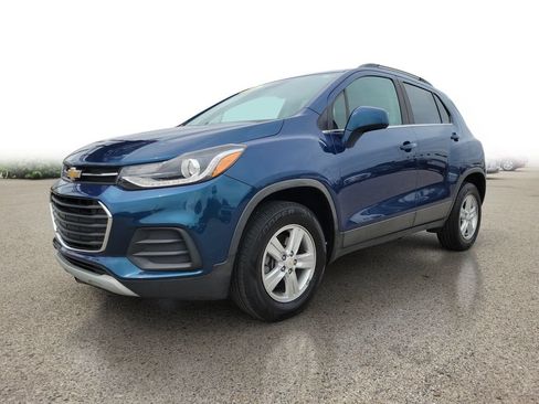 Used 2020 Chevrolet Trax LT w/ LT Convenience Package AWD/4WD image 2