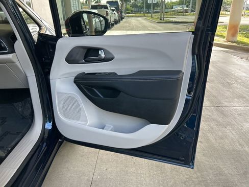 Used 2024 Chrysler Pacifica Touring-L FWD image 25