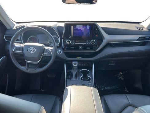 Used 2023 Toyota Highlander XLE image 14